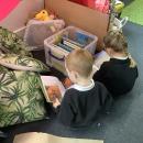 Children reading books 