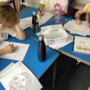 Children are drawing portraits 